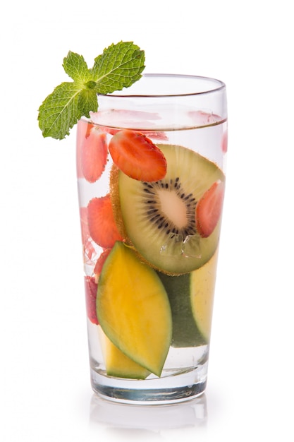 Kiwi, mango e fragola della frutta fresca infusi acqua.isolated ov