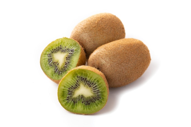 Kiwi maturi e mezzo kiwi isolati su sfondo bianco