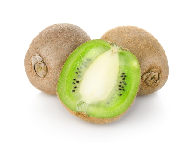 Kiwi maturi isolati su sfondo bianco