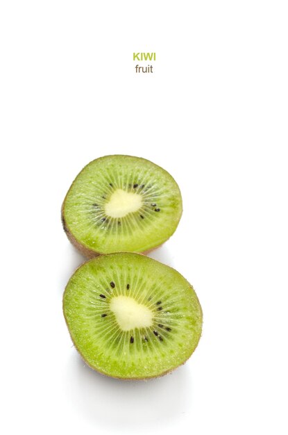 Kiwi maturo brillante su sfondo biancoVitamine in fruttaTagliate a metà