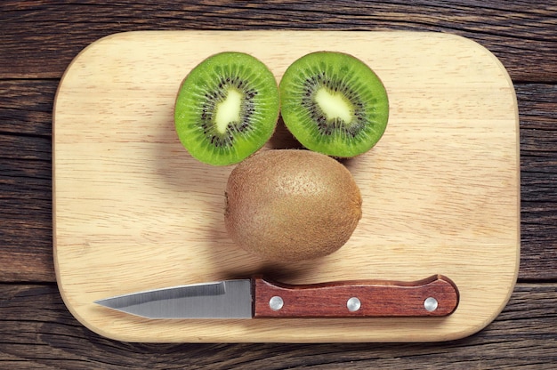 Kiwi maturo con metà e coltello sul tagliere, vista dall'alto