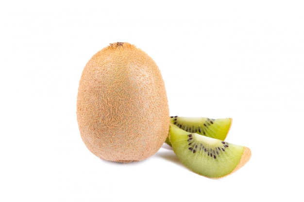 Kiwi maturo e mezzo kiwi isolati