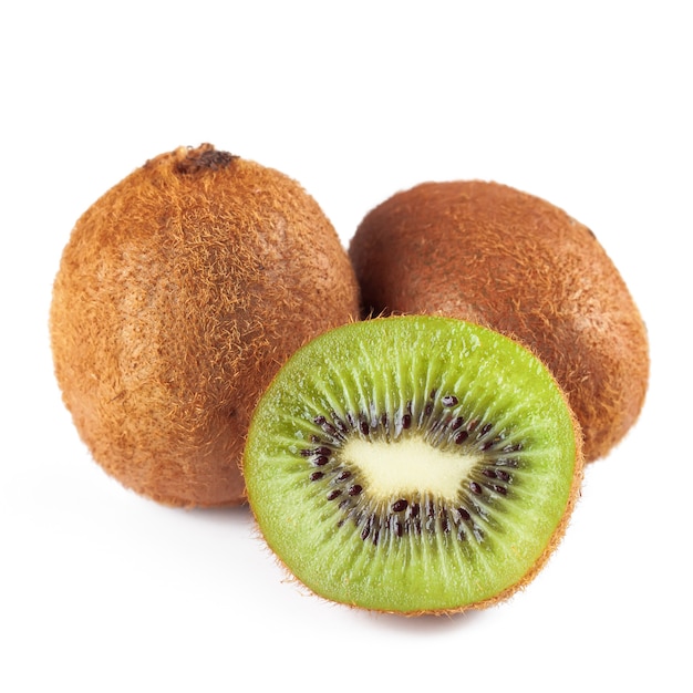 Kiwi maturo e mezzo kiwi isolato su sfondo bianco