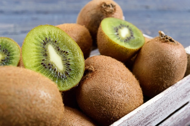 Kiwi maturo fresco in una scatola di legno sul tavolo. Frutta tropicale. Cibo salutare. Avvicinamento