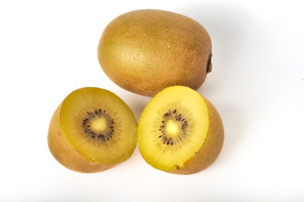 Kiwi oro su sfondo bianco