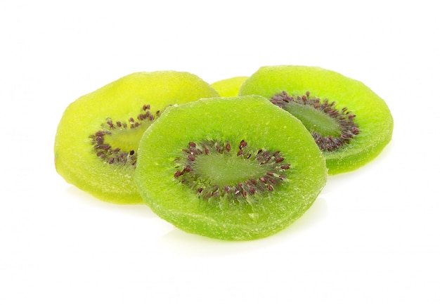 Kiwi secco isolato su sfondo bianco