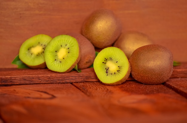 Kiwi su fondo di legno marrone