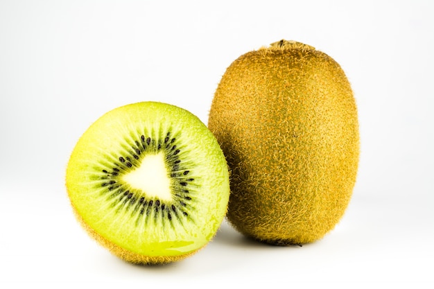 kiwi su sfondo bianco