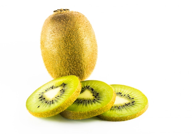 kiwi su sfondo bianco