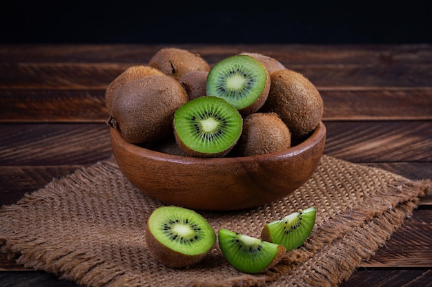 Kiwi su sfondo di legno Kiwi succosi