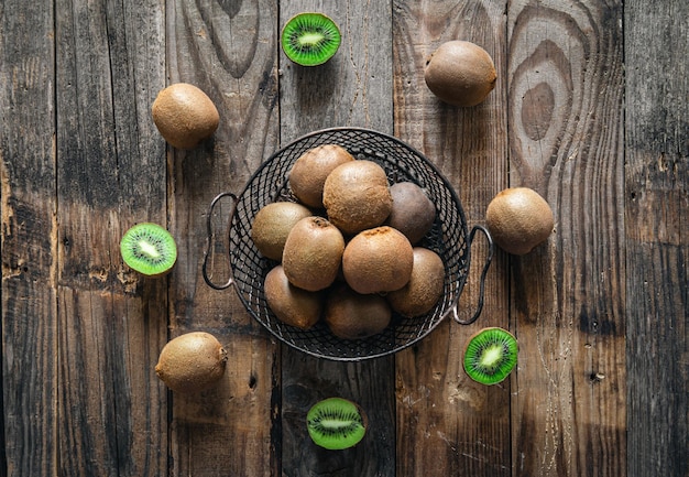 Kiwi su sfondo di legno piatto