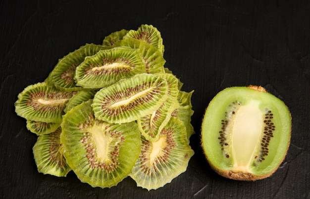 Kiwi su sfondo scuro