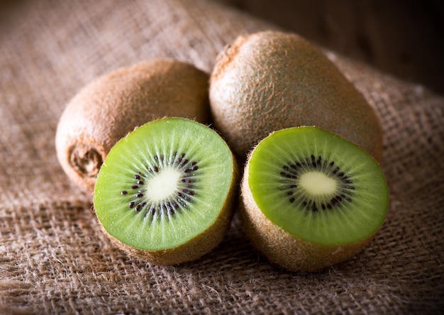 Kiwi su tela di sacco