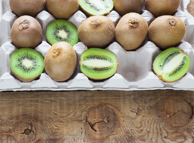 Kiwi succoso in un vassoio su superficie di legno