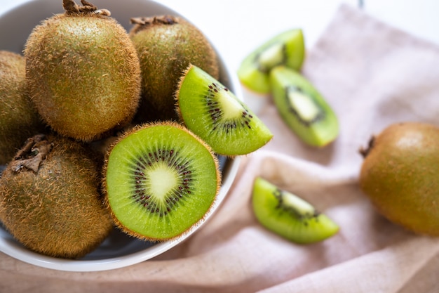 Kiwi sulla tavola di legno bianca, frutta tropicale