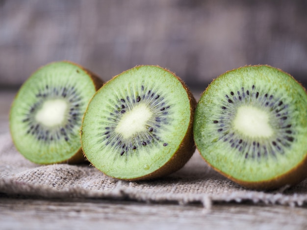 kiwi tagliato su un fondo di legno