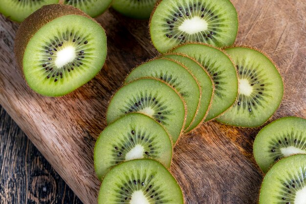 Kiwi verde affettato su un tagliere