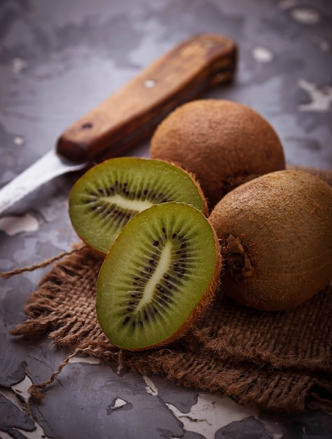 Kiwi verde fresco