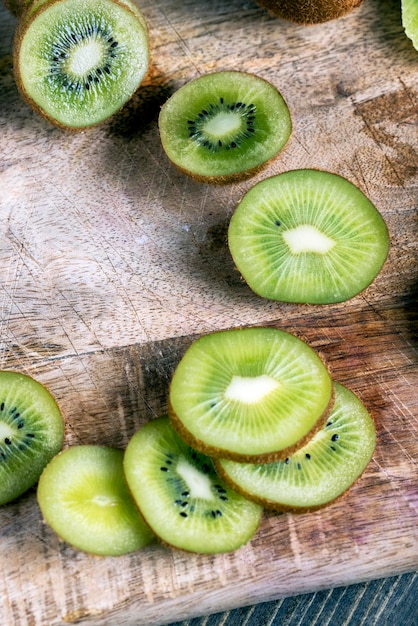 Kiwi verde maturo affettato su un tagliere kiwi lavato e tagliato a pezzi