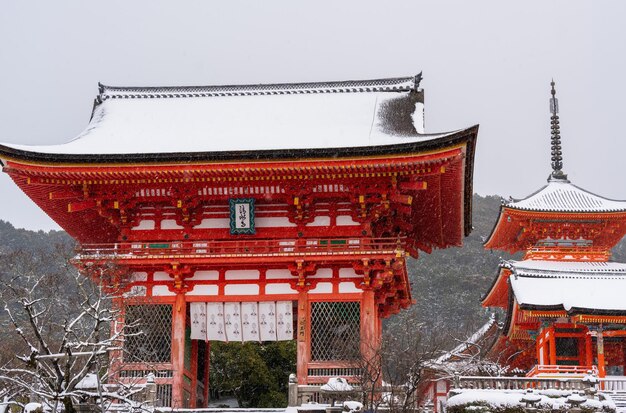 Kiyomizu Tempio Porta di Deva con la neve in inverno Kyoto Giappone Traduzione in giapponese Kiyomizudera