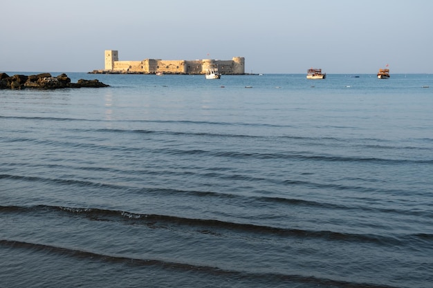 Kizkalesi o Maiden Castle vicino a Mersin su una piccola isola all'alba