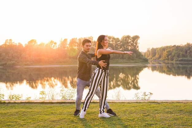 Kizomba, bachata, zouk e concetto di ballo sociale latino - Uomo e donna che ballano sulla parete della natura.