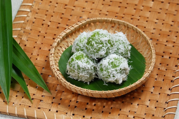 klepon o kelepon è uno degli snack tradizionali dell'Indonesia, noto anche in Malesia come onde onde