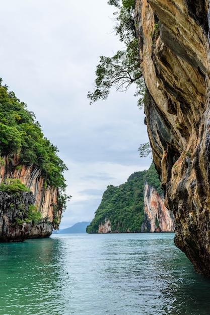 Koh Hong Island Krabi in Tailandia Grande roccia in mare