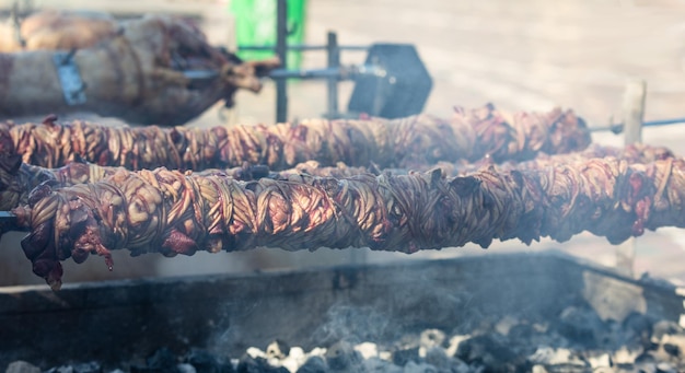 Kokorec e lampada sputa sul fuoco di carboni Pasqua greca Monastiraki Atene Grecia