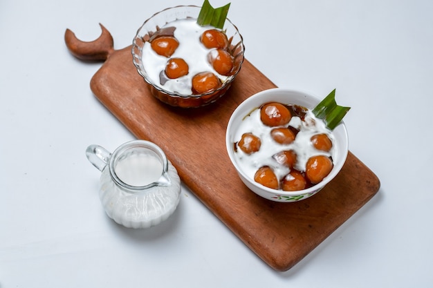 kolak biji salak o bubur candil è un tipico porridge da dessert indonesiano