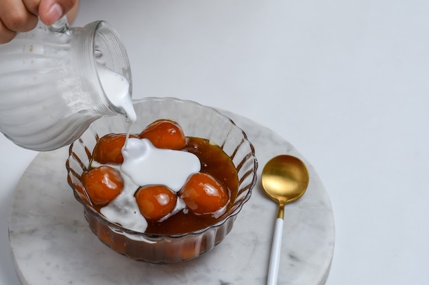 kolak biji salak o bubur candil è un tipico porridge da dessert indonesiano