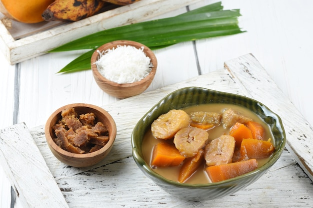 kolak pisang cibo tradizionale indonesiano molto popolare durante il mese di Ramadan