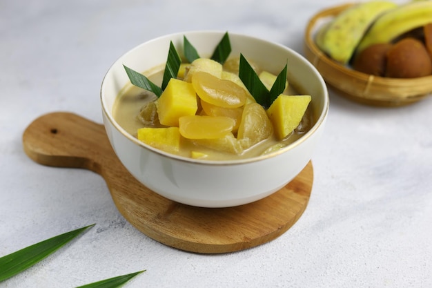 Kolak pisang dessert indonesiano a base di banana e patate dolci