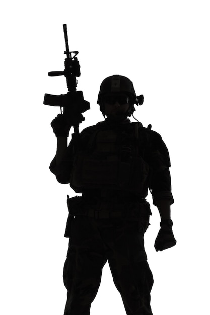 Komando operasi khusus Korps Marinir Amerika Serikat Marsoc raider dengan senjata. Siluet Operator Khusus Marinir latar belakang putih