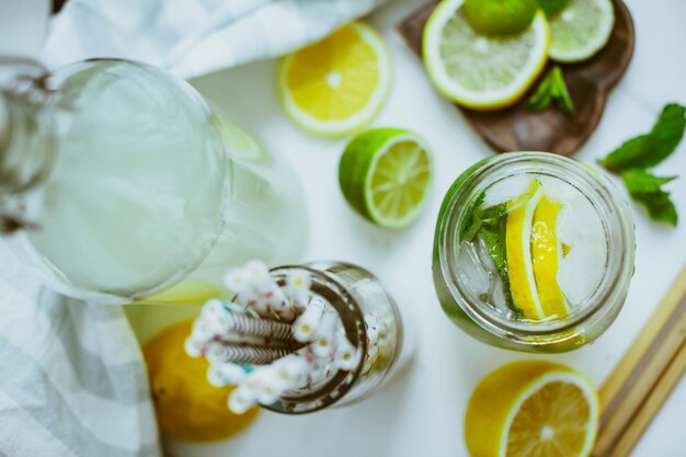 Kombucha con lime e limone in bottiglia