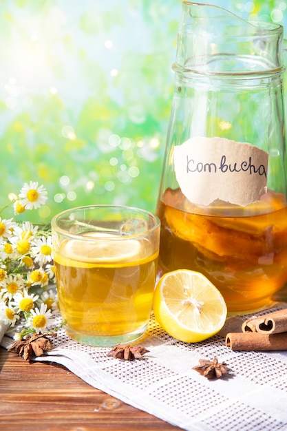 Kombucha del tè sano con limone e cannella. Ricetta per Kombucha fatta in casa