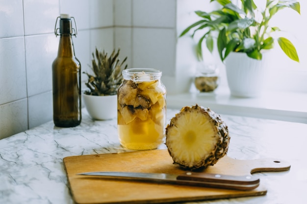 Kombucha di ananas fermentato bevanda tepache processo di cottura di ananas superfood probiotico fatto in casa