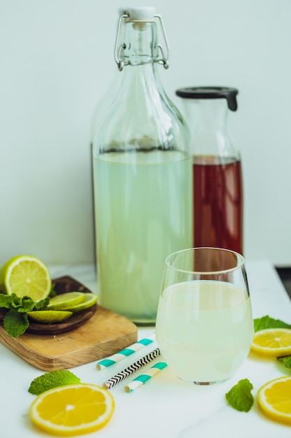 Kombucha fatto in casa con lime e limone in bottiglia