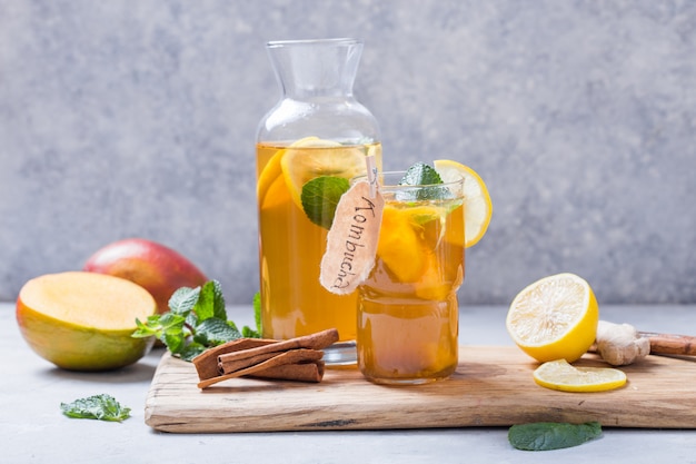 Kombucha sano con limone e cannella.