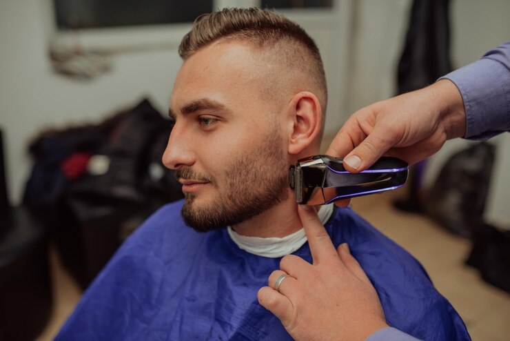 Konsep Layanan Perawatan Rambut Pria Muda di Barbershop Fokus selektif Foto berkualitas tinggi
