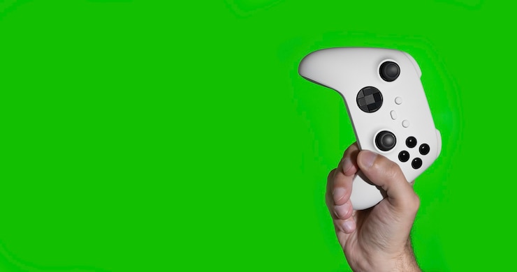 Photo kontroler game next gen di tangan pria