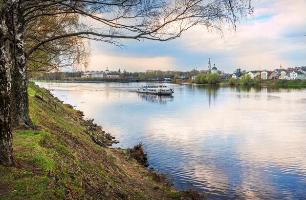 Korabl' plyvet po Volge v Tveri La nave naviga lungo il fiume Volga a Tver