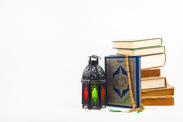 koran, libro sacro dei musulmani con stile delle lanterne alleggerito arabo o marocchino