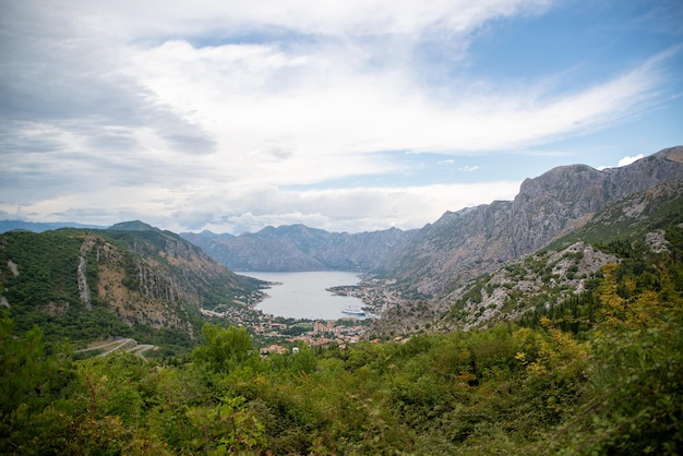 Kotor montenegro baia di kotor bay è uno dei posti più belli del mare adriatico di cui vanta