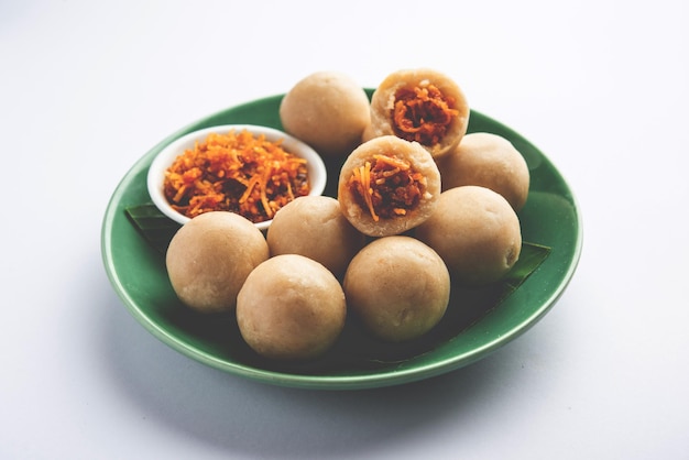Kozhukatta o kolukattai pidi sono gnocchi al vapore fatti con farina di riso ripieno di jaggery di cocco