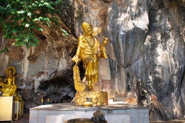 KRABI THAILANDIA 19 AGOSTO Ji Gong statua del dio angelo cinese per i thailandesi e i viaggiatori stranieri visitano e rispettano pregano al Wat Tham Sua o al tempio della grotta della tigre il 19 agosto 2019 a Krabi Thailandia