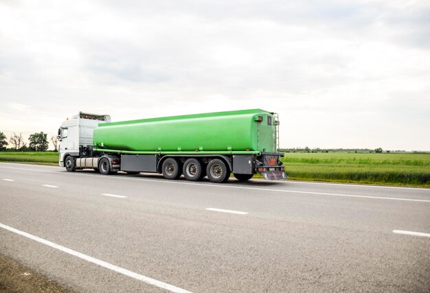 Krasnodar Russia 1 giugno 2017 Trasporto di liquidi infiammabili Veicoli merci in pista Vagone merci Camion