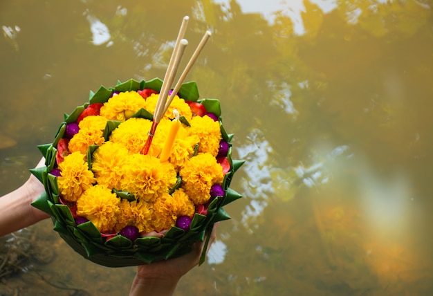 Krathong fatto di materiali naturali.