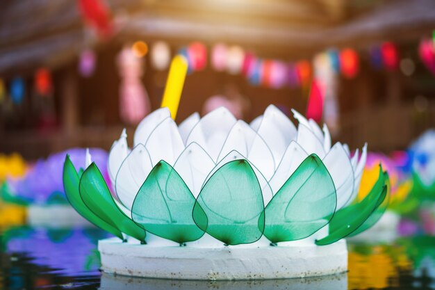 kratong Fatto di schiuma galleggia sull&#39;acqua per il Loy Krathong Festival