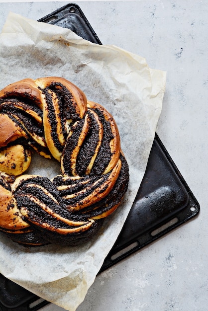 Kringle estone. Brioche con papavero e cioccolato, ghirlanda.